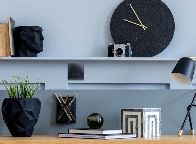 Выключатель 2-кл. СП Etika 10А IP20 250В 10AX с подсветкой/индикацией авт. зажимы механизм антрацит Leg 672604